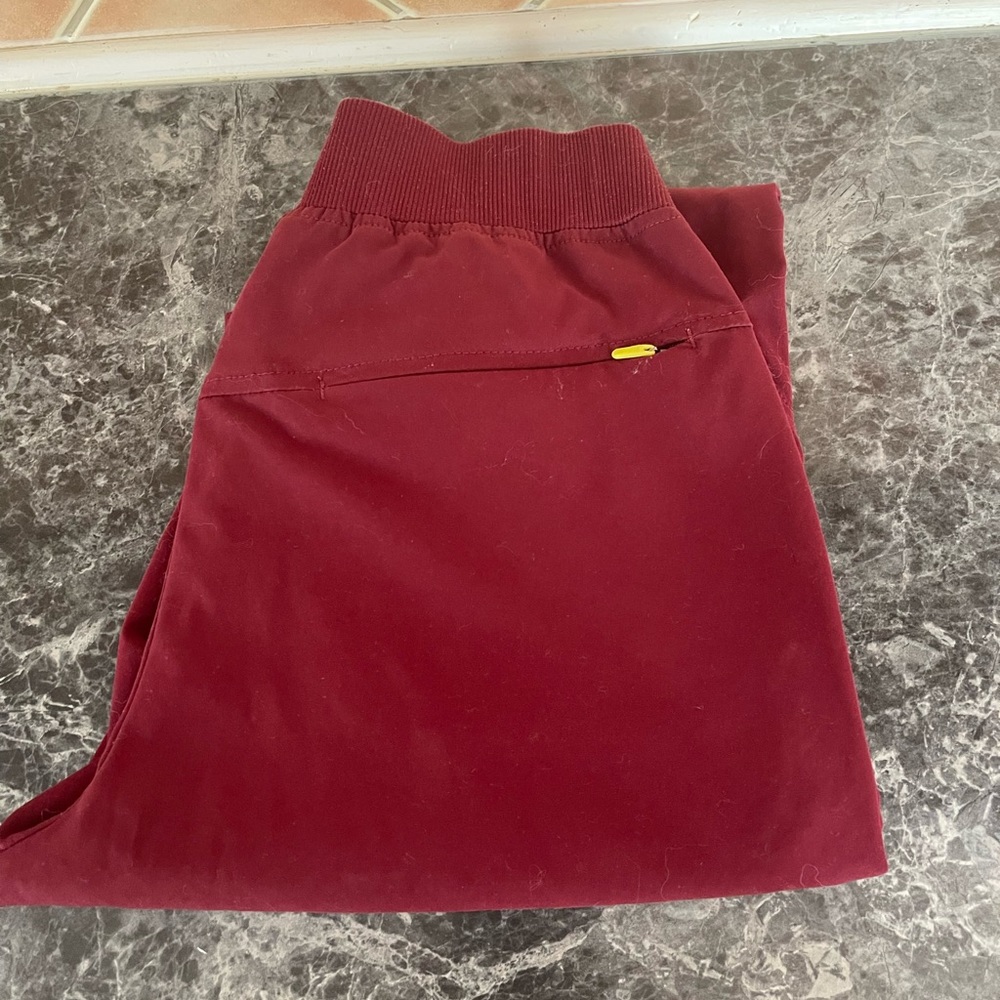 Medelita scrubs set. Color Sangria. Size xs in both. Selling set